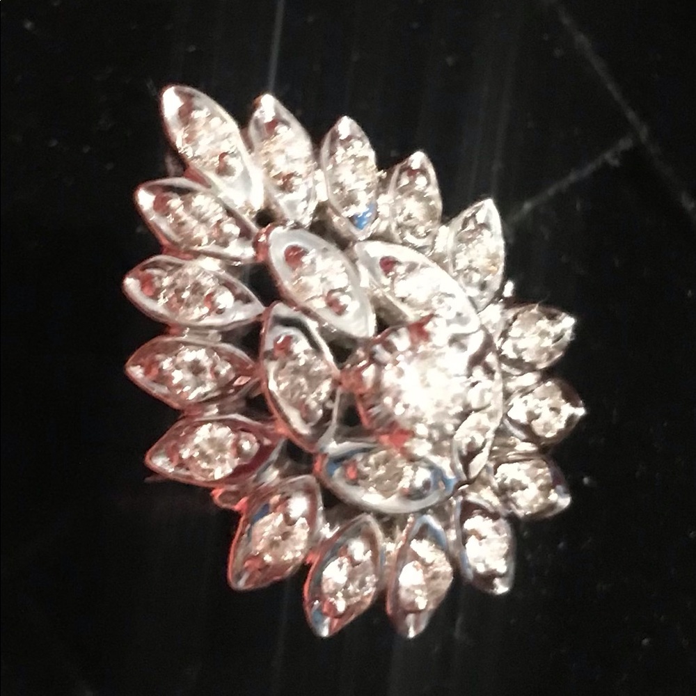 Cocktail diamond 1 carat diamond ring.